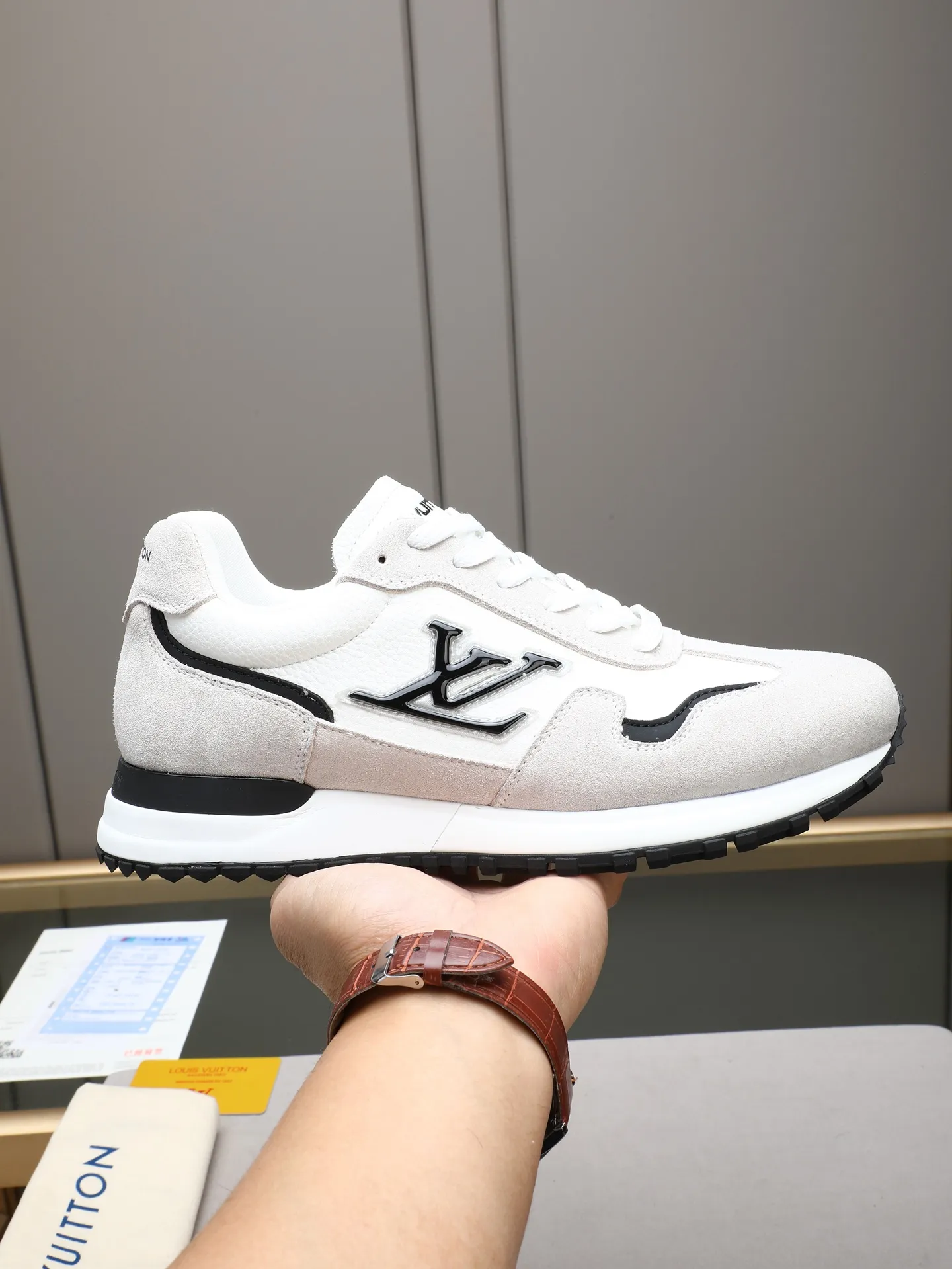 PP600 Louis Vuitton LV Run Men's Sports Shoes LV Run men's sports shoes are made of cowhide leather, low-key and luxurious. The tongue and heel are embellished with classic logos, giving it a full sense of hierarchy. The rubber sole has strong grip and wear resistance, suitable for daily wear or light sports scenes, and has a full sense of quality🎬size: 39-44 (customized at 38.45.46)